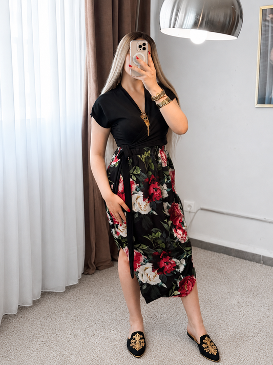 Ensemble trois pieces haut uni noir pantalon chelka motif à grandes fleurs rouges LELA