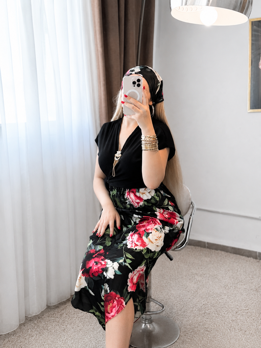 Ensemble trois pieces haut uni noir pantalon chelka motif à grandes fleurs rouges LELA