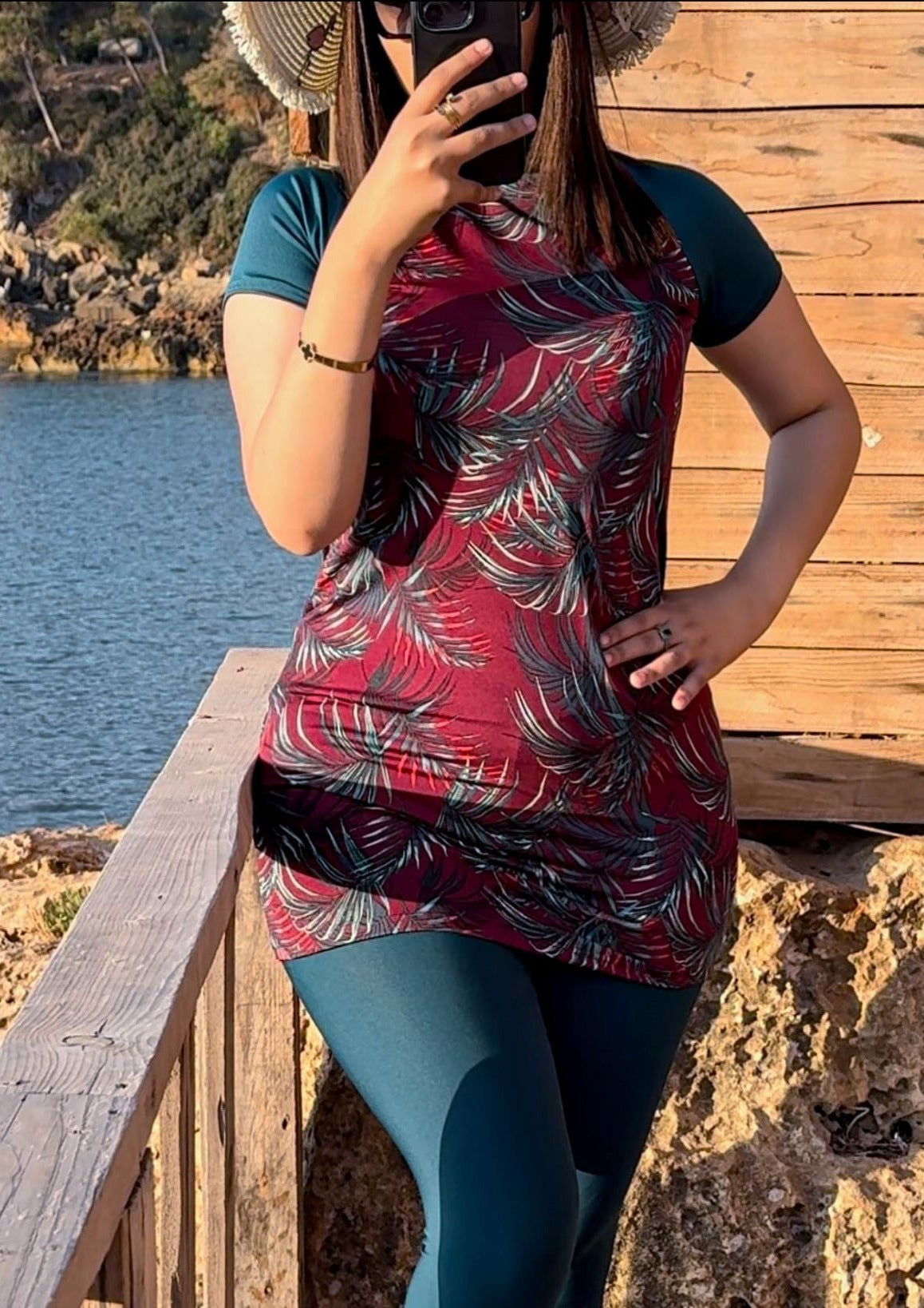 Burkini 2 pièces demi manche vert a motif rouge NéRéa