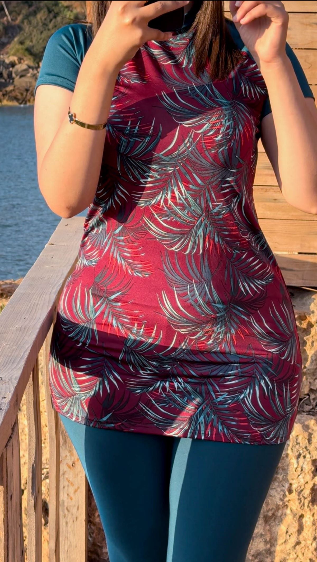Burkini 2 pièces demi manche vert a motif rouge NéRéa