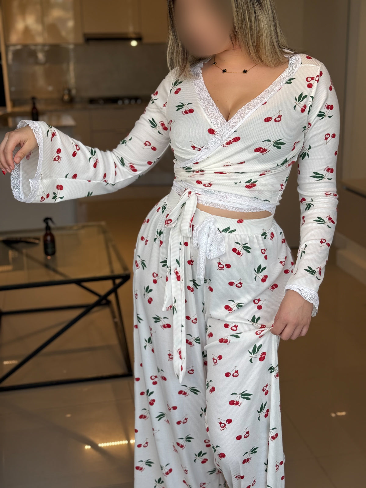 Ensemble Pilâtes manche long dentelle blanc a motif cerise PUDDING